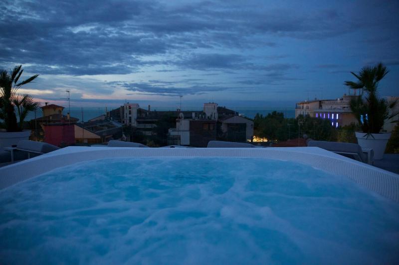 Monaco Suites Hotel ลินญาโน ซับเบียโดโร ภายนอก รูปภาพ
