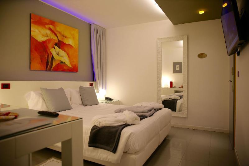 Monaco Suites Hotel ลินญาโน ซับเบียโดโร ภายนอก รูปภาพ