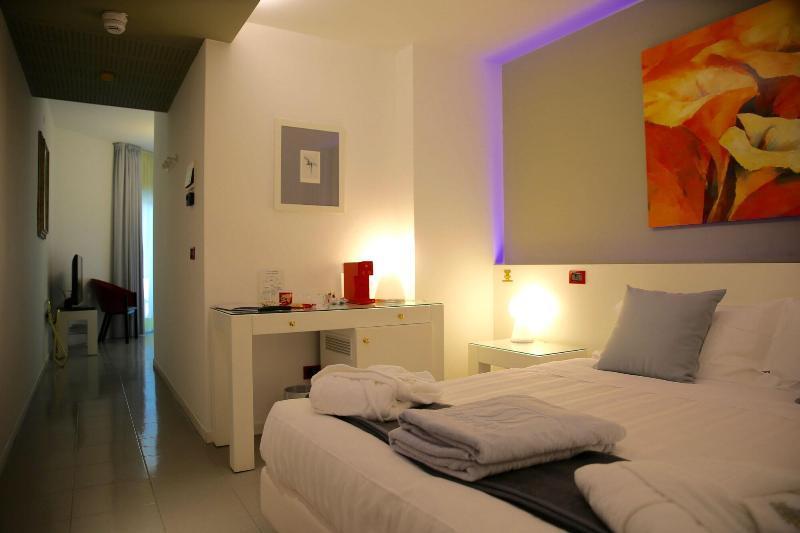 Monaco Suites Hotel ลินญาโน ซับเบียโดโร ภายนอก รูปภาพ