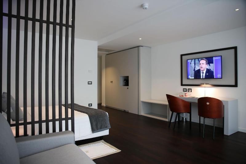 Monaco Suites Hotel ลินญาโน ซับเบียโดโร ภายนอก รูปภาพ